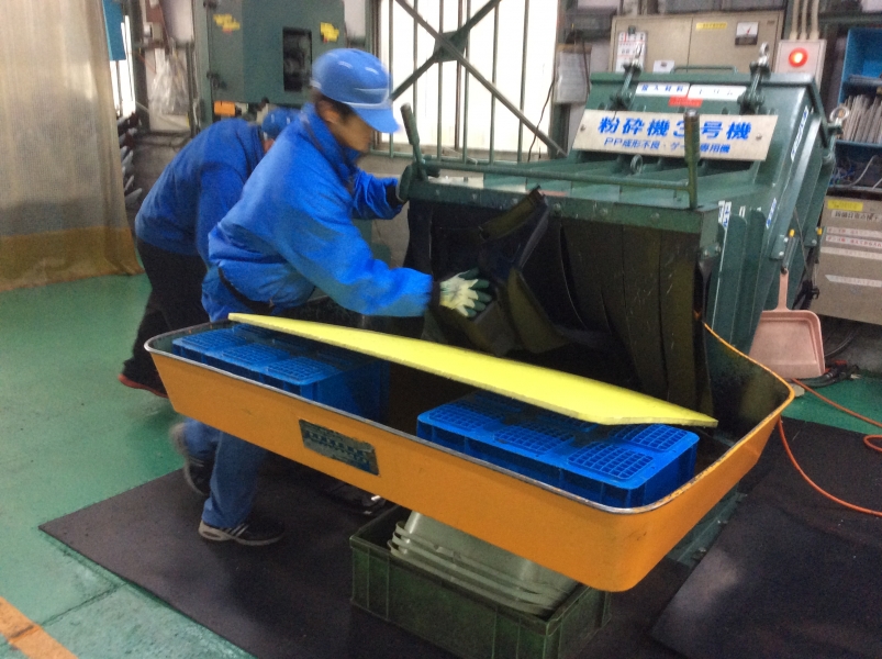 フジイ化工株式会社のプラスチック粉砕工程の作業風景